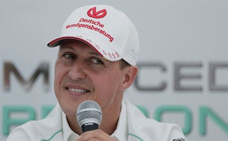 Michael Schumacher u ti roky bojuje s vánými následky nehody na lyích, na veejnosti se neukazuje a jeho stav se (zejm) nelepí. 