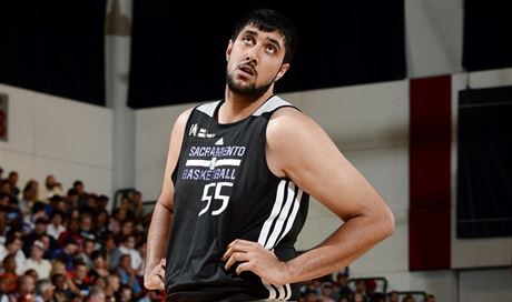 Sim Bhullar bhem utkání pípravné Letní ligy NBA