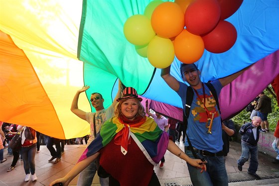 Úastníci pochodu Prague Pride na praské Letné (16. ervence 2014)