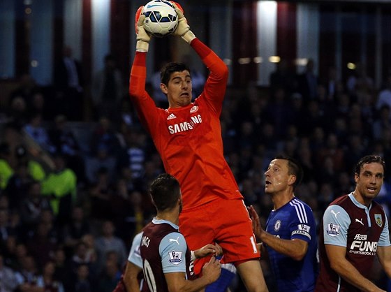 Branká Chelsea Thibaut Courtois s pehledem likviduje centr fotbalist Burnley.