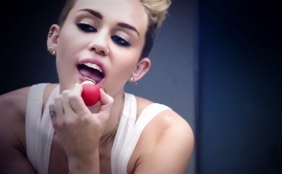 Zpvaka Miley Cyrusová pomohla proslavit balzám znaky eos. Pouila ho i ve...