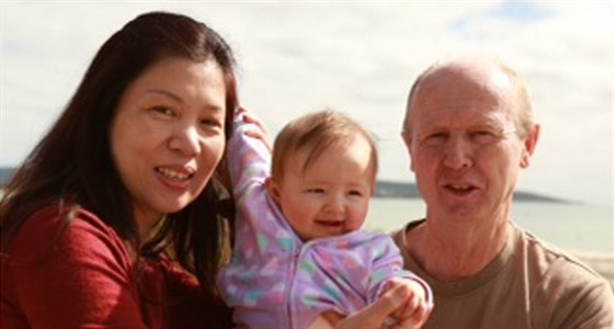 Australtí biologití rodie Gammyho Wendy a David Farnellovi se svou dcerou...
