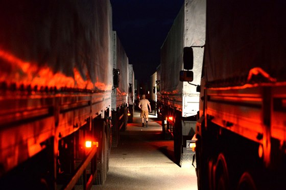 Ruský konvoj smující na Ukrajinu nese vlajku erveného kíe, mezinárodní výbor humanitární organizace vak o jeho obsahu nemá informace. (12. srpna 2014)
