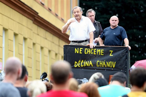 Na protiromské demonstraci aparatura chybla, eníci mluvili z korby malého náklaáku.