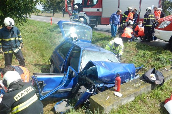 Citroën dostal na silnici nedaleko Neplachova smyk a narazil do betonového...