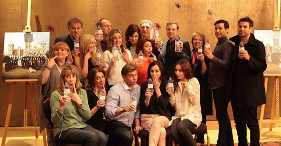 Herci seriálu Panství Downton reagovali na aféru s lahví vody tak, e nafotili...