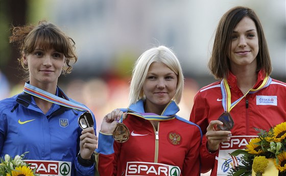 Aneka Drahotová (vpravo) s bronzovou medailí z mistrovství Evropy v Curychu.