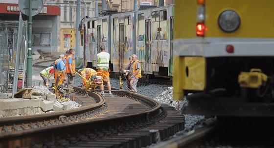 Pokládka tramvajových kolejí U Zvonu v Plzni.