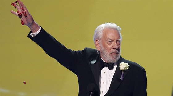 Herec Donald Sutherland pijímá trofej pro filmového padoucha roku v sérii...