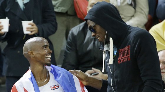 Usain Bolt (vpravo) a Mo Farah se mohou smát. Jich se dopingová kauza netýká.