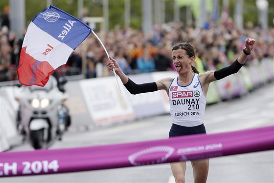 Francouzská maratonkyn Christelle Daunayová slaví svj titul mistryn Evropy.