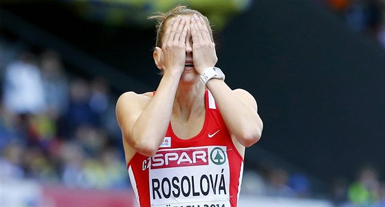 BRAMBOROVÁ DENISA. Denisa Rosolová dobhla ve finále 400 metr pekáek na ME v...
