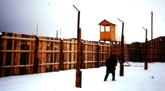 Velká ást dje knihy V edých tónech se odehrává v sovtském gulagu.