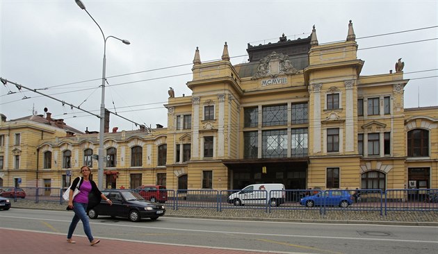 Nádraní budovu postavila spolenost J. M. Kohler a syn z Ae.