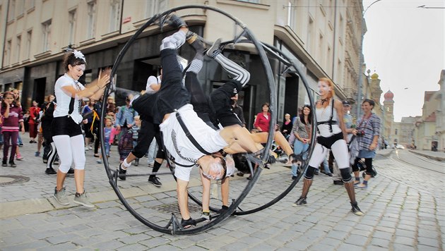 Vystoupení akrobat V.O.S.A. Theatre v plzeských ulicích.