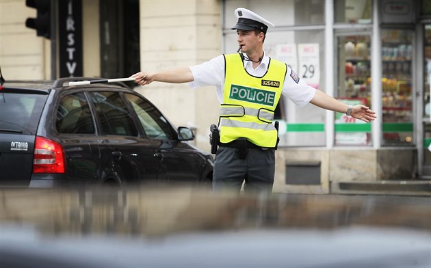 Policista řídí dopravu v Plzni. Policista řídí dopravu v Plzni.