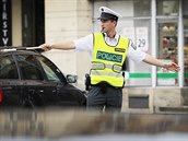 Policista řídí dopravu v Plzni. Policista řídí dopravu v Plzni.