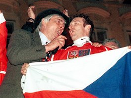Jií légr, Ivan Hlinka a Dominik Haek oslavují naganské zlato. (1998)