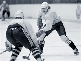 Ivan Hlinka pi tréninku litvínovských hokejist. (8. ledna 1987)