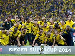 Dortmundt fotbalist oslavuj triumf v nmreckm Superpohru, v zpase...