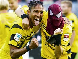 Pierre-Emerick Aubameyang (vlevo) a Kevin Grosskreutz v masce Spidermana...