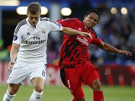 SOUBOJ. Toni Kroos z Realu Madrid (vlevo) vede m v utkn o Superpohr,