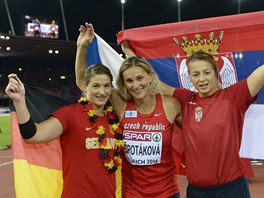 MEDAILISTKY. Zleva bronzová Linda Stahlová, vítzná Barbora potáková a druhá...