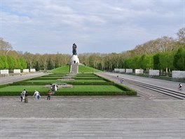 Ob Sovtsk vlen pamtnk v Treptower parku v Berln upomn na vojky...