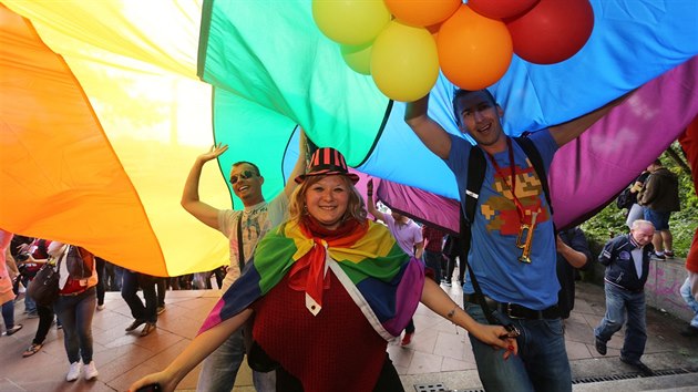 Úastníci pochodu Prague Pride na praské Letné (16. ervence 2014)