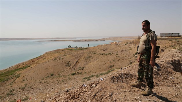 Kurdt bojovnci u Mosulsk pehrady na severu Irku (17. srpna 2014)