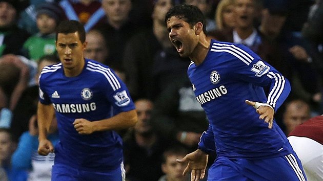 Diego Costa (vpravo) slav svoj prvn branku v dresu Chelsea. Vlevo je jeho spoluhr Eden Hazard.