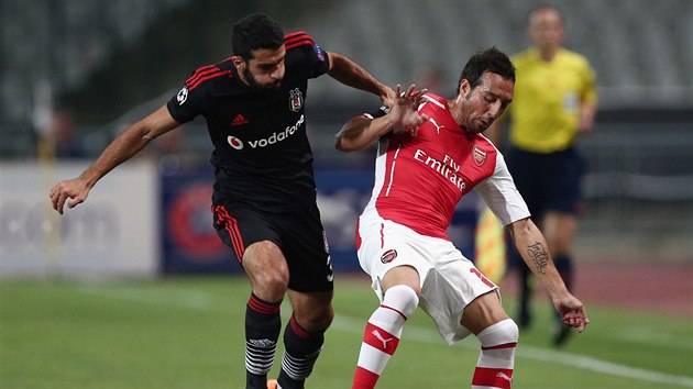 Ismail Koybasi (vlevo) z Besiktase se sna zastavit Santiho Cazorlu z Arsenalu.