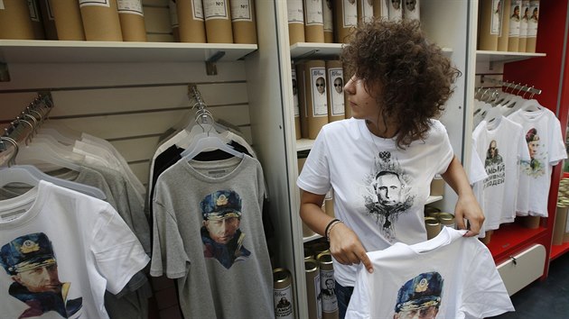 Prodavaka v oddlen s triky s obrazem prezidenta Putina (11. srpna 2014).