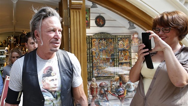 Herec Mickey Rourke  si koupil triko s Vladimirem Putinem (11. srpna 2014).