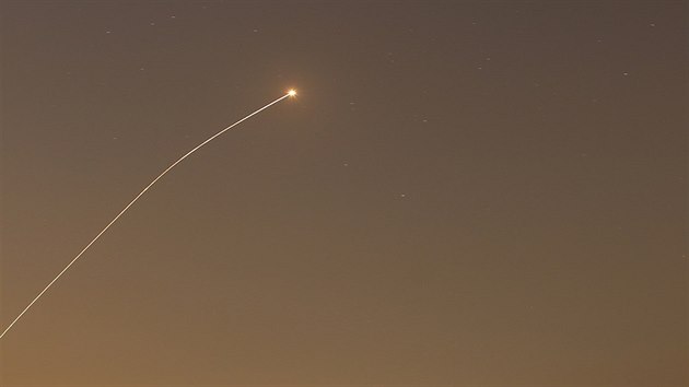 Izraelsk protiraketov systm Iron Dome zachytil raketu nad iodvskm sttem ped vyprenm tdennho pm (13. srpna 2014).