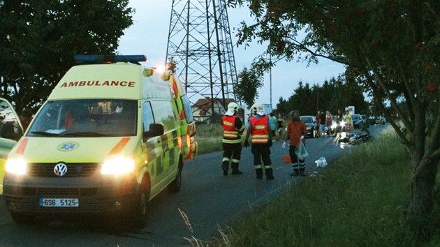 Motork u obce Zvole narazil pi pedjdn do protijedoucho vozu. S vnmi zrannmi byl letecky transportovn do nemocnice. (10.8.2014)