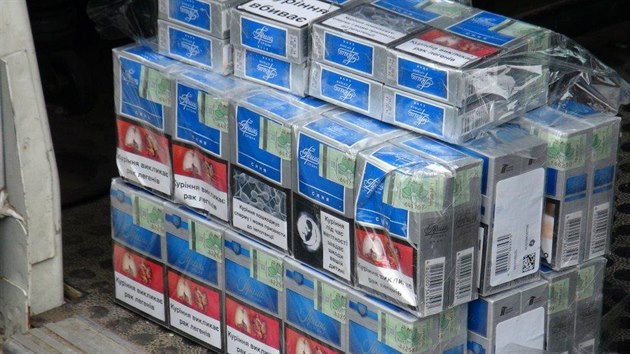 idi felicie u Beneova vjel do protismru, kde se stetl s protijedouc dodvkou. Policist v havarovanm voze nali tm sto krabiek neleglnch cigaret (11.8.2014)