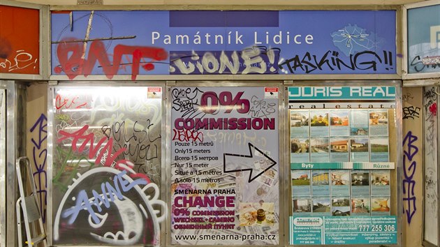 Královskou cestu v centru Prahy „zdobí“ nepřeberné množství nevkusné reklamy. Z domů by měla zmizet během podzimu.
