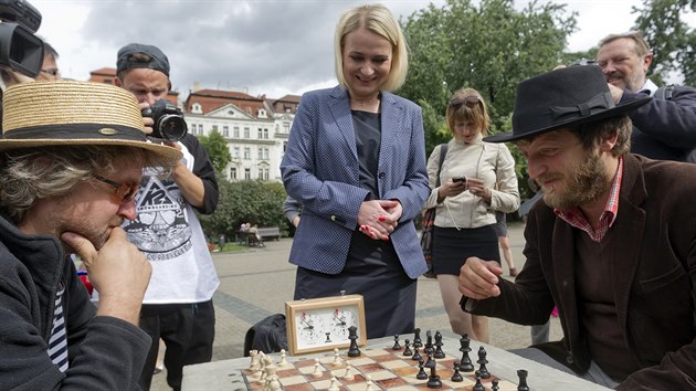 Kavrnk Ondej Kobza (vpravo) a reisr Jan Hebejk si v rmci novho projektu zahrli achy na nmst Mru v Praze. Pihl starostka Prahy 2 Jana ernochov