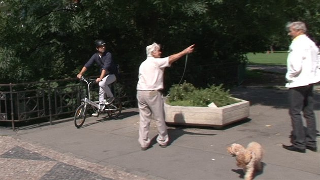 Na prask Kamp je nov zakzn prjezd cyklistm a voztkm segway. Stalo se tak na zklad stnost chodc. Na snmku dva starousedlci upozoruj na novou znaku projdjcho cyklistu