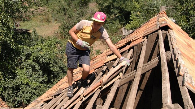 Prce, pak zbava. esk dobrovolnky ekala tk prce. Rozebrali budovu, na jejm mst bude stt nov kostel.