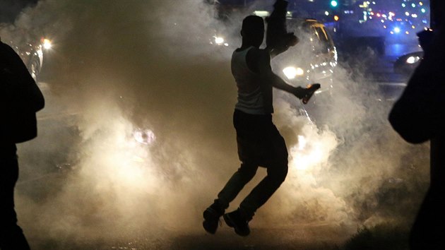 Protesty ve mst Ferguson pokraovaly i bhem veera a noci z nedle na pondl (18. srpna)