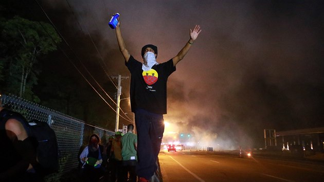 Protesty v americkm Fergusonu v noci z pondl na ter vyvrcholily zatenm 31 demonstrant (19. srpna)