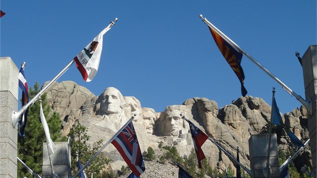 Mount Rushmore - prezidenti mezi vlajkami