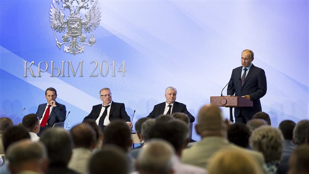 Rusk prezident Vladimir Putin bhem svho proslovu na zvr sv nvtvy anektovanho Krymu (14. srpna 2014)