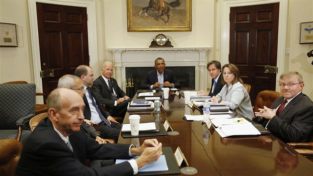 Bezpenostn rada USA eila v pondl za ptomnosti prezidenta Baracka Obamy situaci v Irku (18. srpna 2014)