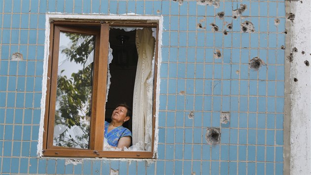 Jedna z obyvatelek Doncku obhl kody napchan tkmi boji (8. srpna 2014).
