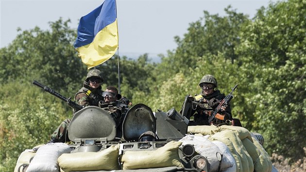Ukrajint vojci sed na tanku nedaleko Doncku (9. srpna 2014).