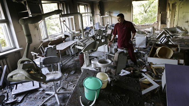 Zamstnanec dentln kliniky v Doncku obhl kody napchan boji armdy se separatisty (7. srpna 2014).