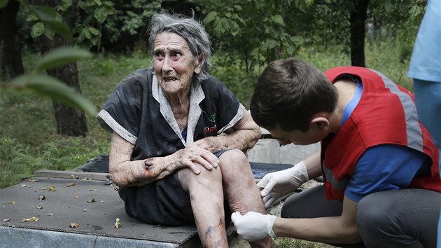 Zdravotnk oetuje enu zrannou pi bojch mezi ukrajinskmi vldnmi silami a separatisty (10. srpna 2014).
